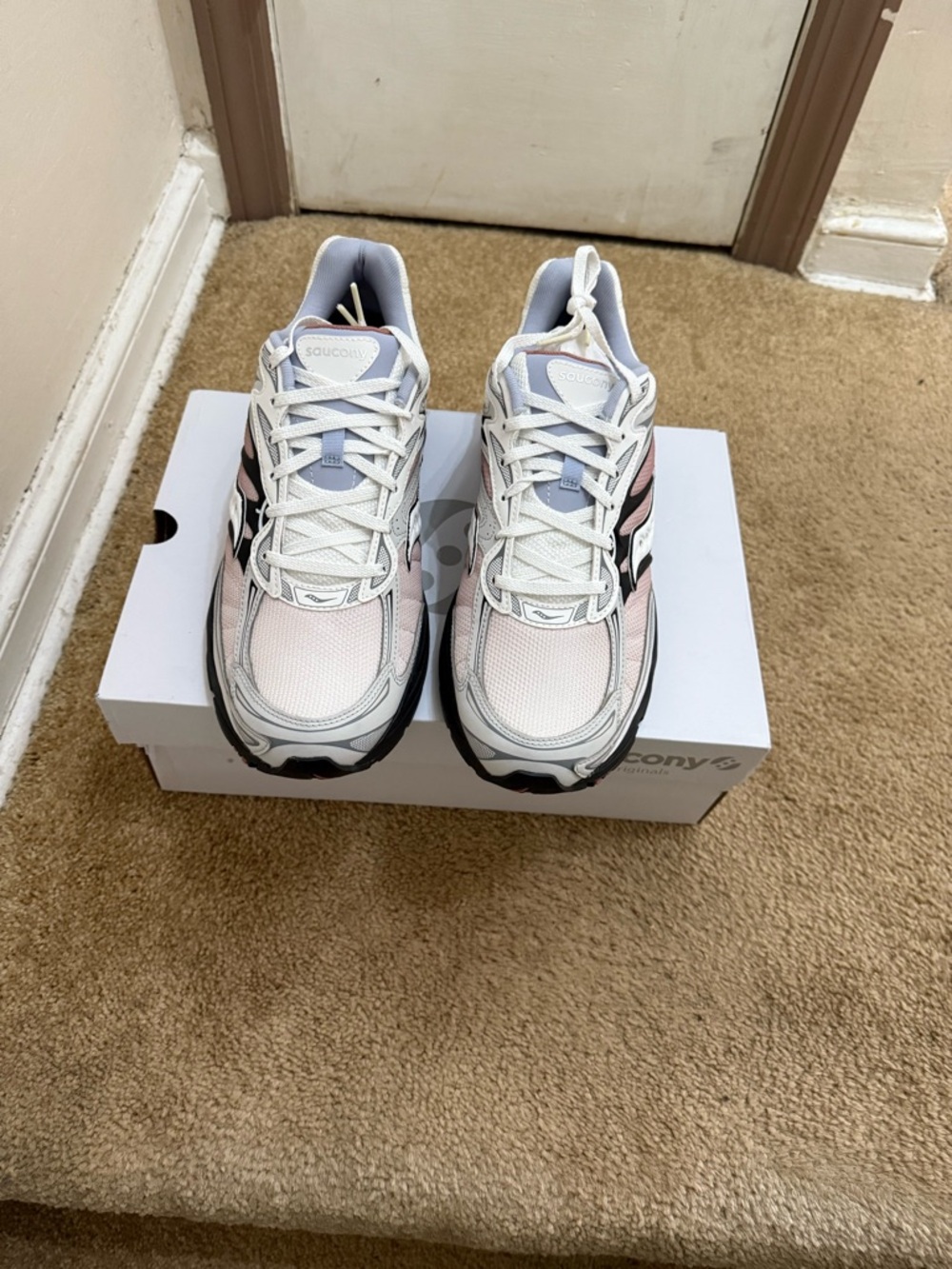 Saucony Progrid Omni 9 Men’s White, Pink & Black Running Sneakers